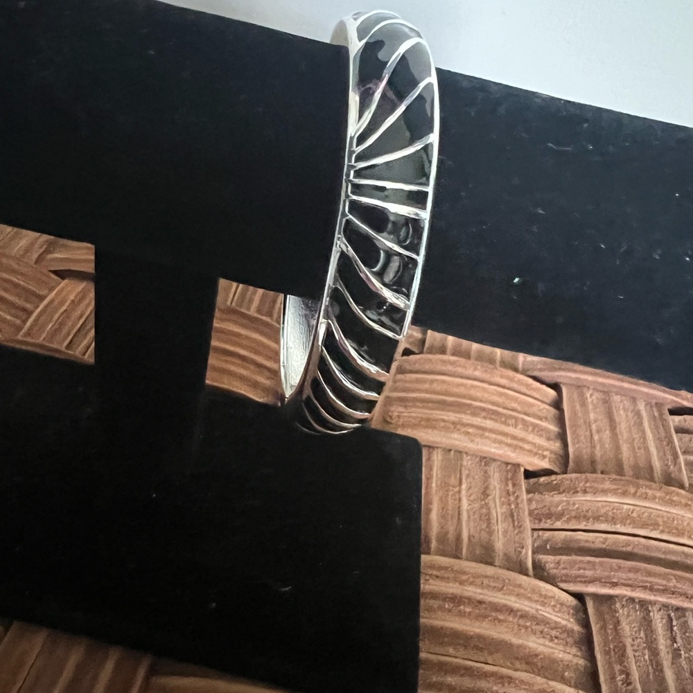🎅🏻🤶Hinged Bracelet. NWOT